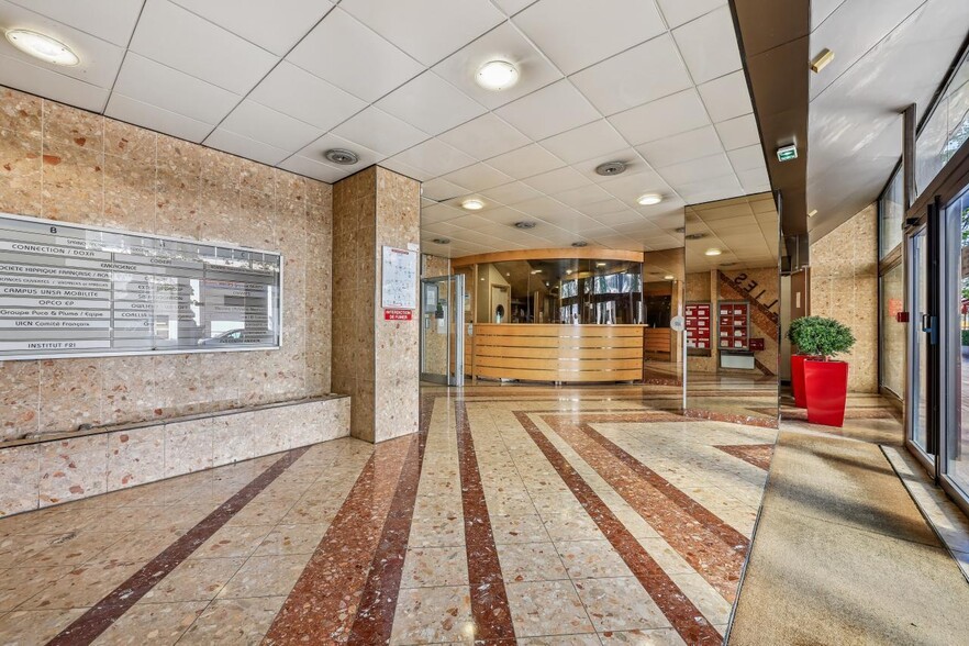 Office in Montreuil for lease - Lobby - Image 2 of 17