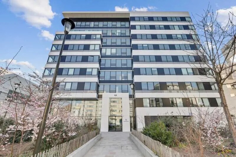 4 Place Du 8 Mai 1945, Levallois-Perret for lease Primary Photo- Image 1 of 9