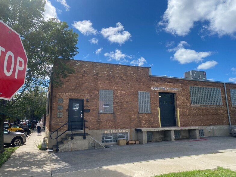 1700 N Throop St, Chicago, IL à louer - Photo du bâtiment - Image 2 de 21