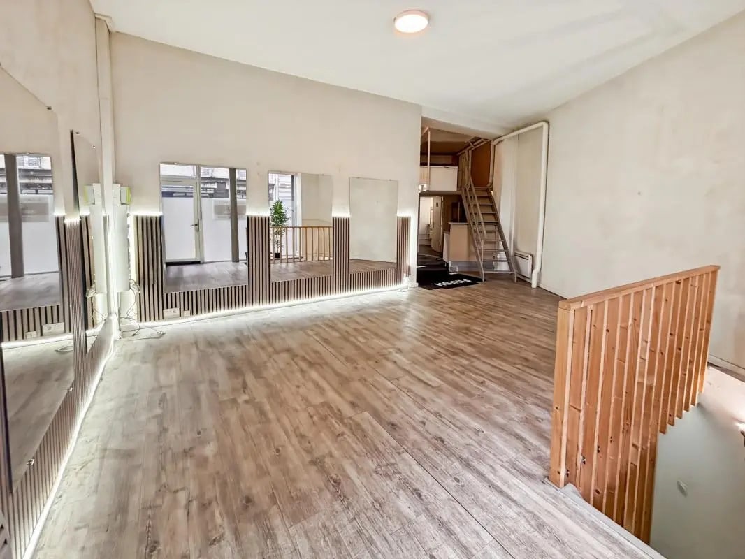 Retail in Paris for lease Building Photo- Image 1 of 8