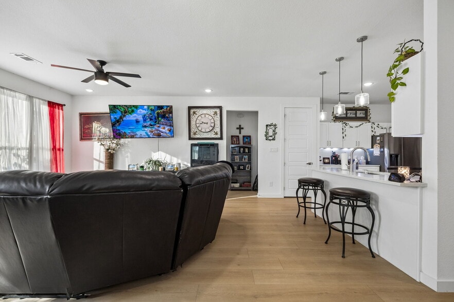 9524 Thorncrown Ln, Fort Worth, TX for sale - Interior Photo - Image 3 of 21