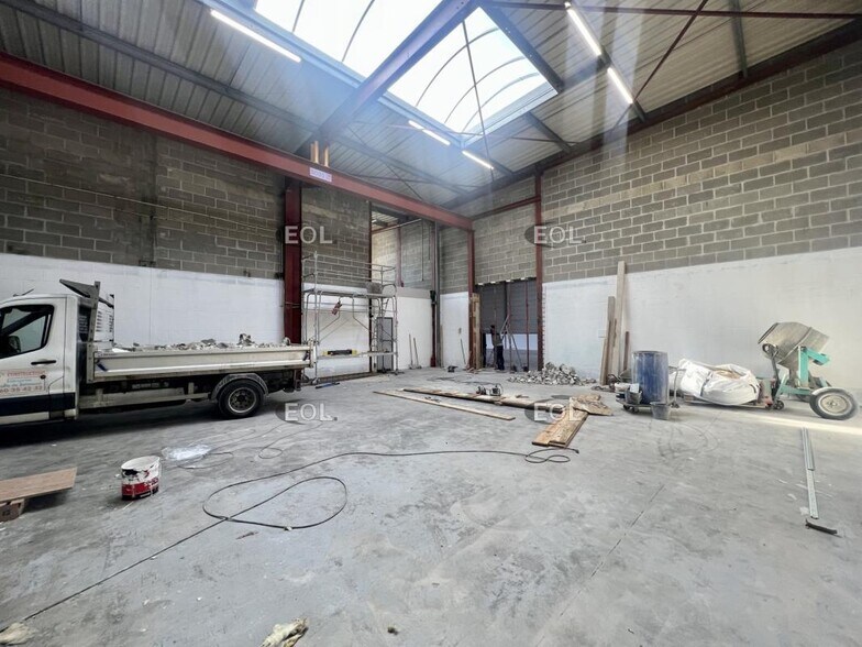 Flex in Le Thillay for lease - Construction Photo - Image 3 of 4