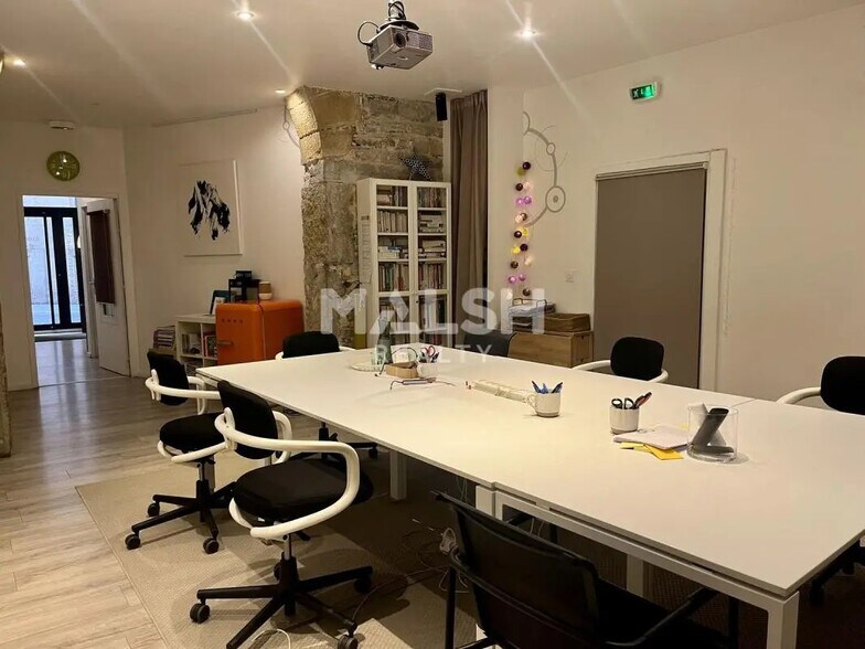 Retail in Lyon for lease - Interior Photo - Image 1 of 7