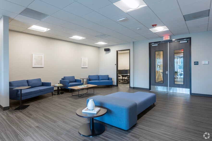 265 E River Park Cir, Fresno, CA for lease - Building Photo - Image 2 of 29