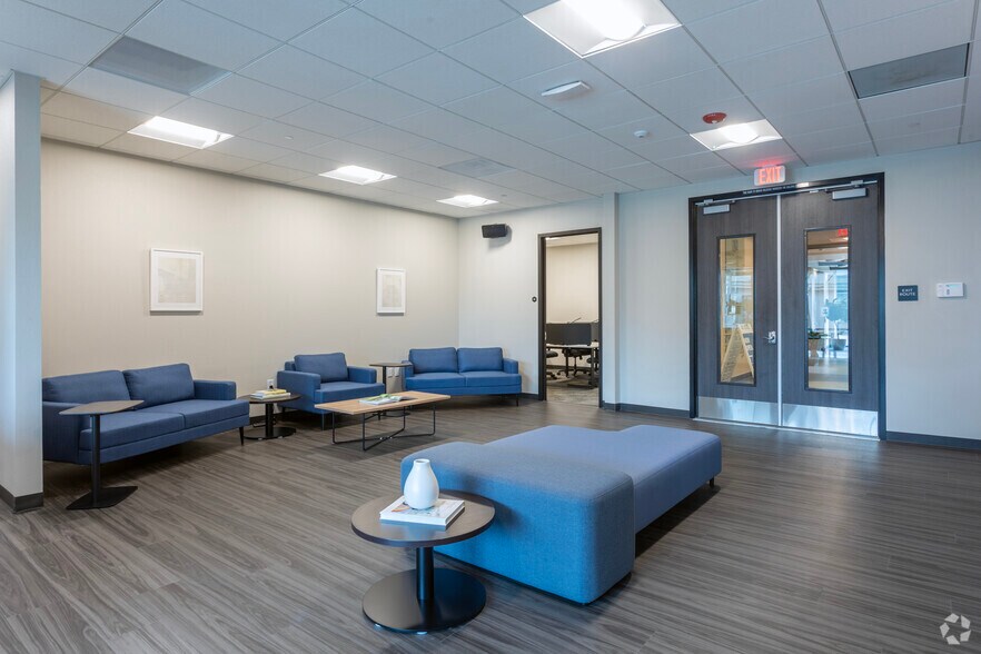 265 E River Park Cir, Fresno, CA à louer - Photo du bâtiment - Image 3 de 30