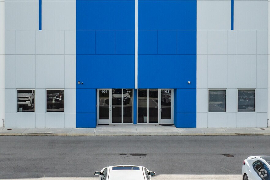 10900 NW 146th St, Hialeah Gardens, FL à louer - Photo du bâtiment - Image 2 de 6