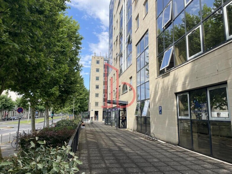 Office in Bordeaux for lease - Building Photo - Image 3 of 5