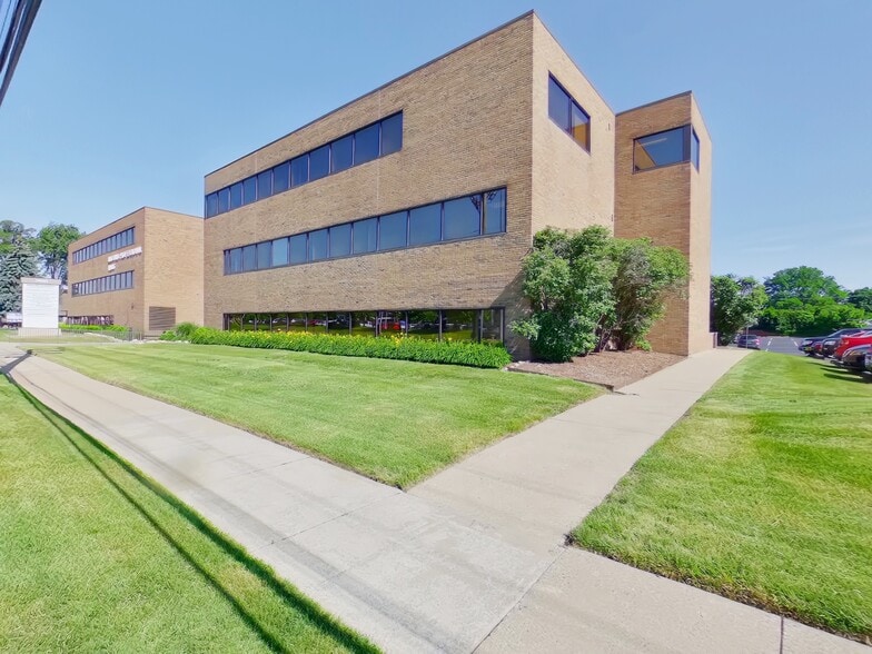 11885 12 Mile Rd, Warren, MI for lease - Building Photo - Image 2 of 11