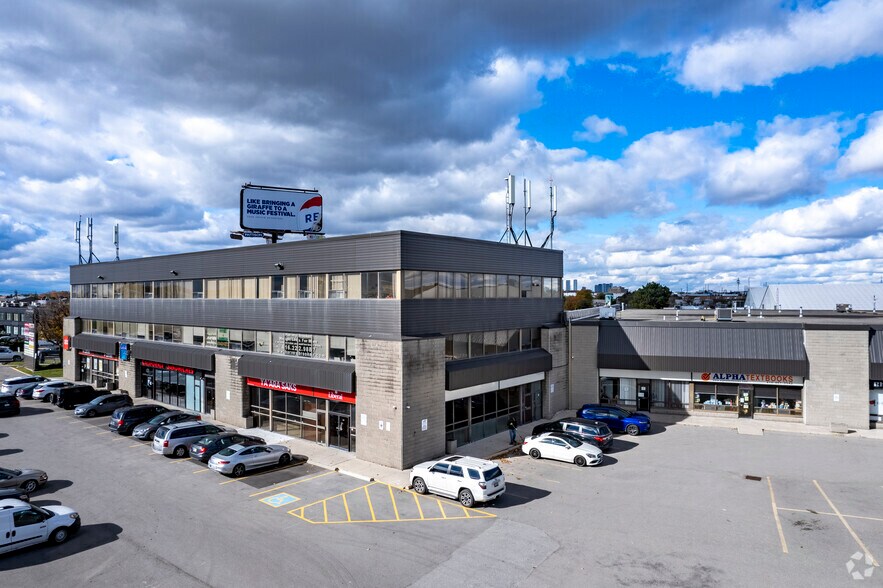 3701-3731 Chesswood Dr, Toronto, ON à louer - Photo du bâtiment - Image 2 de 10