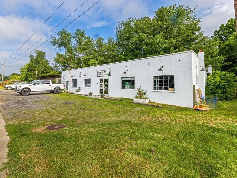 3154-3156 US 70 Hwy, Black Mountain, NC à louer - Photo du bâtiment - Image 3 de 17