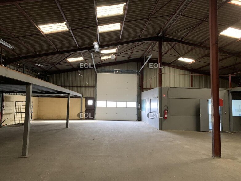 Local d'activités dans Marignane à vendre - Photo du bâtiment - Image 2 de 4