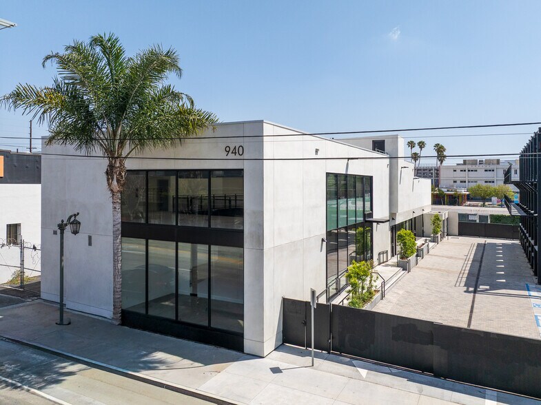 940 N Highland Ave, Los Angeles, CA à vendre - Photo du bâtiment - Image 2 de 32