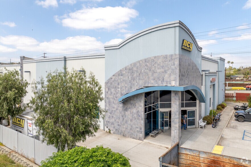 2333 Montiel Rd, San Marcos, CA à louer - Photo du bâtiment - Image 3 de 9