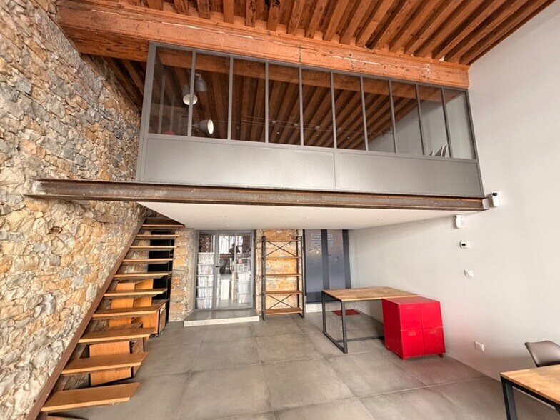 Retail in Lyon for lease - Interior Photo - Image 1 of 7