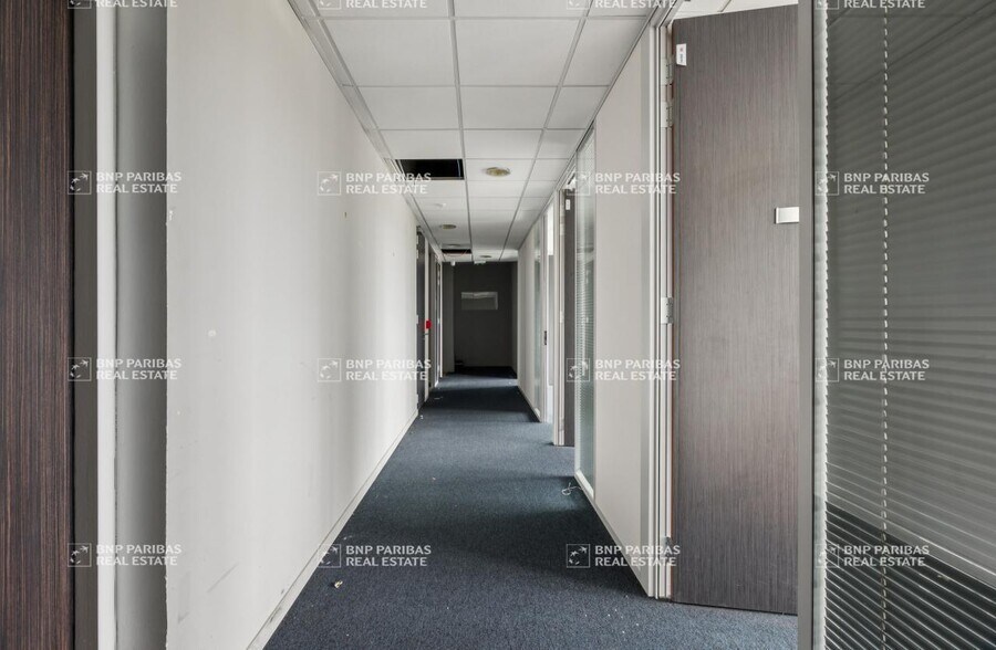 Office in Marignane for lease - Interior Photo - Image 3 of 22