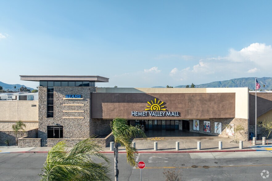 2200 W Florida Ave, Hemet, CA à louer - Photo du bâtiment - Image 2 de 24