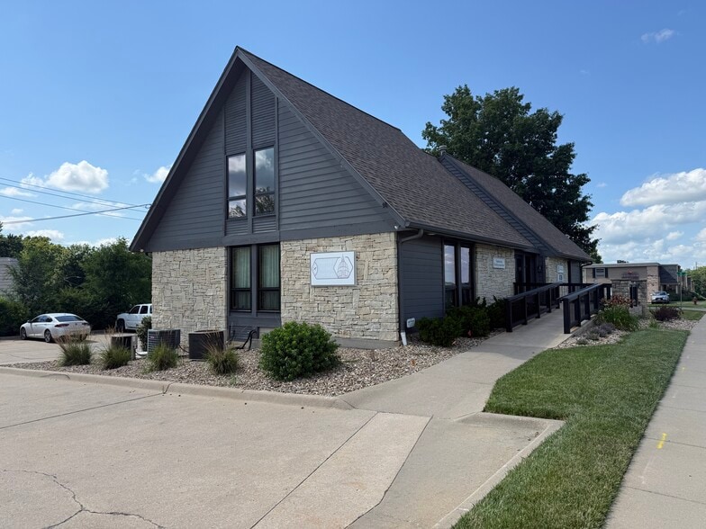 1505 SW Fairlawn Rd, Topeka, KS for lease - Building Photo - Image 1 of 12