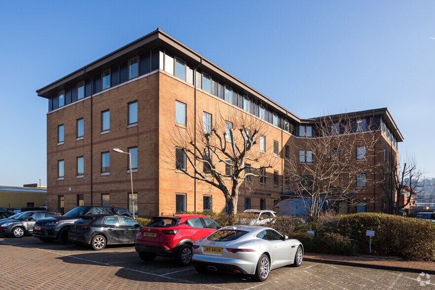 Sir Thomas Longley Rd, Rochester à louer - Photo du bâtiment - Image 2 de 2