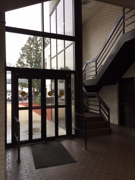 1635 Mineral Spring Ave, North Providence, RI à louer - Photo intérieure - Image 3 de 7