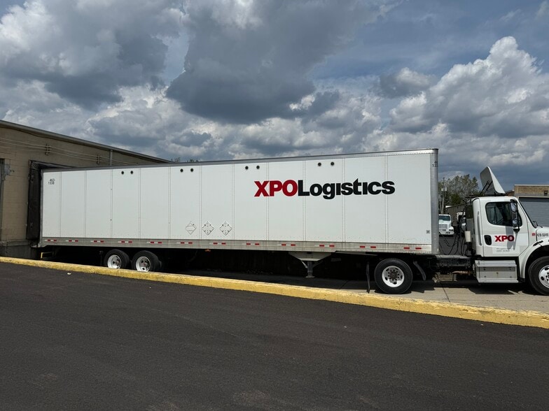 671-697 N James Rd, Columbus, OH à louer - Photo du bâtiment - Image 2 de 3