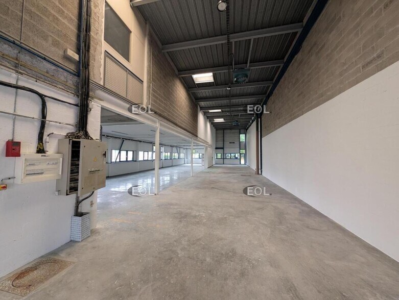 Flex in Fresnes for lease - Interior Photo - Image 1 of 6