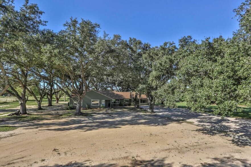 14114 Highway 36, Needville, TX à louer - Photo du bâtiment - Image 3 de 5