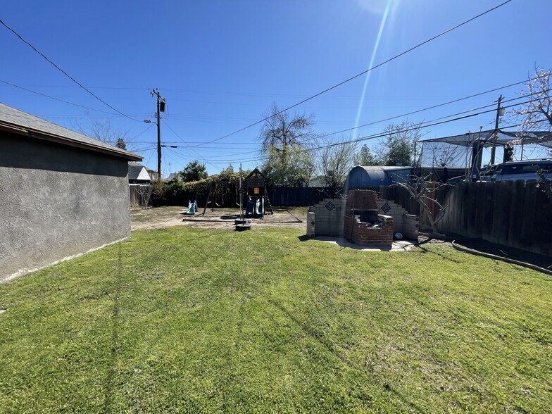 1313 Brundage Ln, Bakersfield, CA à louer - Photo du bâtiment - Image 3 de 21