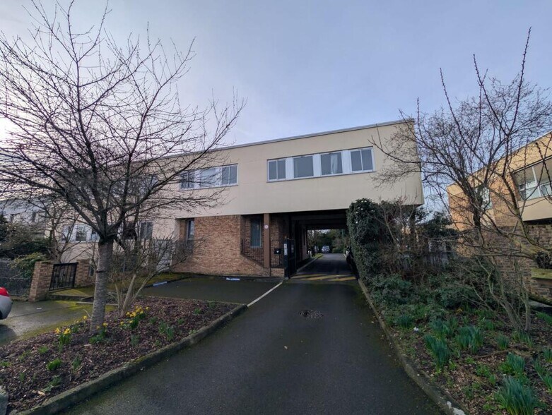Office in Eaubonne for lease - Building Photo - Image 1 of 8