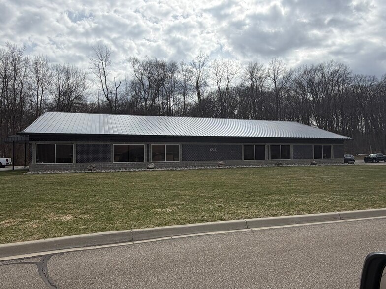 5735 Bella Rosa Blvd, Independence Township, MI à louer - Photo du bâtiment - Image 2 de 7