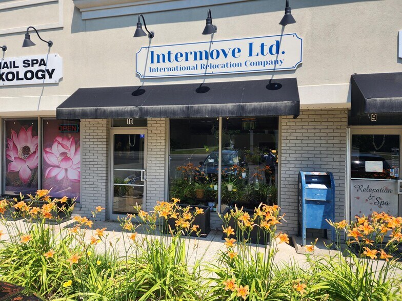 71 S Main St, Newtown, CT à louer - Photo du bâtiment - Image 2 de 7