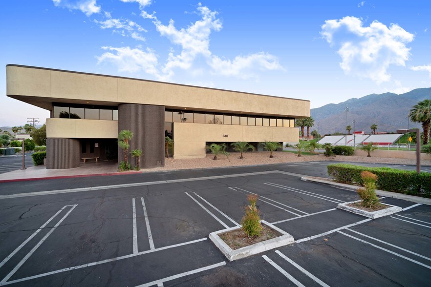 340 S Farrell Dr, Palm Springs, CA à louer - Photo du bâtiment - Image 2 de 15