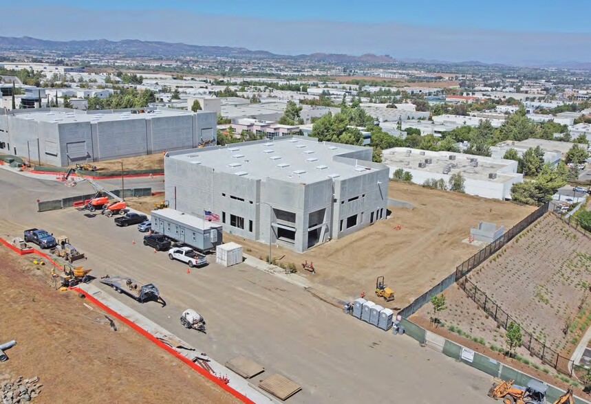 27562 Via Industria, Temecula, CA à vendre - Photo du bâtiment - Image 2 de 4