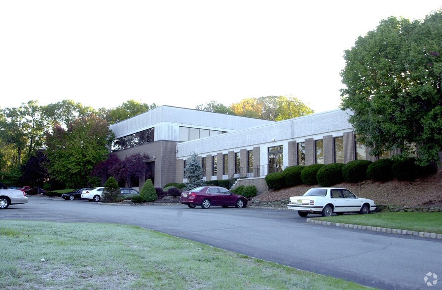 11 York Ave, West Caldwell, NJ à louer - Photo du bâtiment - Image 2 de 20