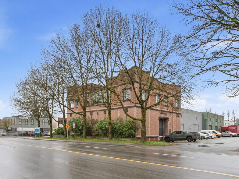 1496 Rupert St, North Vancouver District, BC à louer - Photo du bâtiment - Image 1 de 13