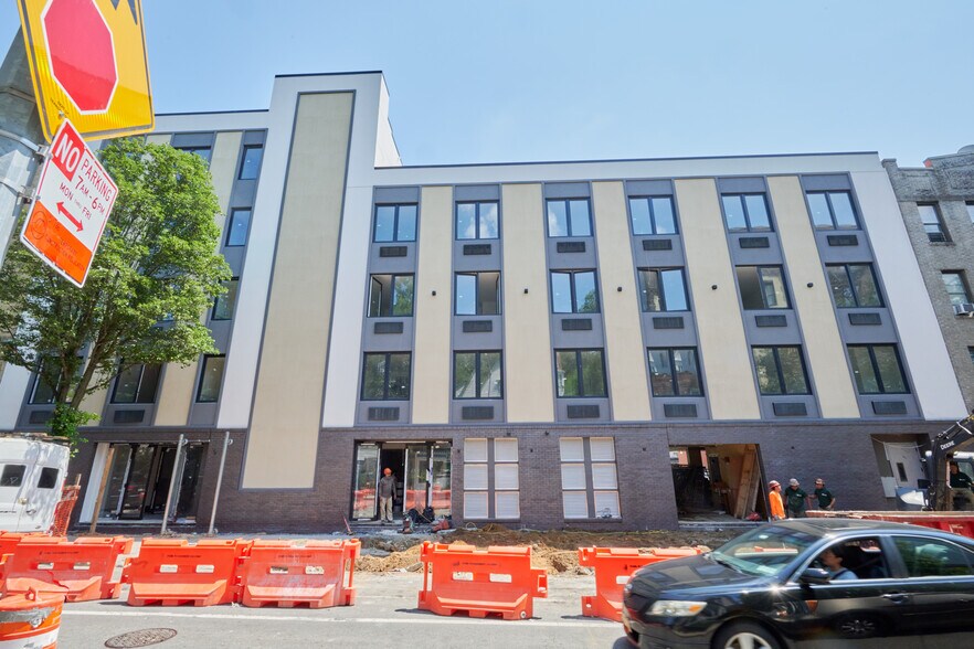 56 Marble Hill Ave, Bronx, NY à louer - Photo du bâtiment - Image 2 de 2