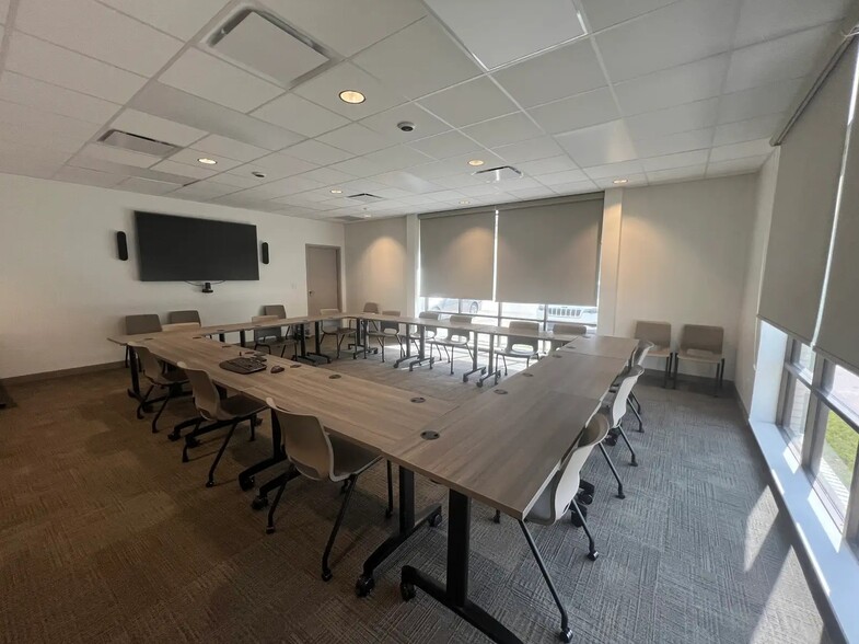 5215 Essen Ln, Baton Rouge, LA à louer - Photo du bâtiment - Image 3 de 14