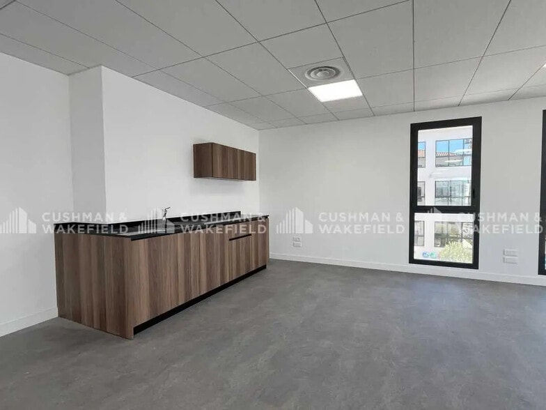 365 Chemin Du Camp De Sarlier, Aubagne for lease - Interior Photo - Image 3 of 8