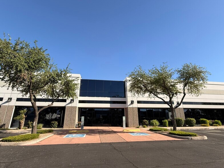 2552 W Erie Dr, Tempe, AZ à louer - Photo du bâtiment - Image 2 de 10