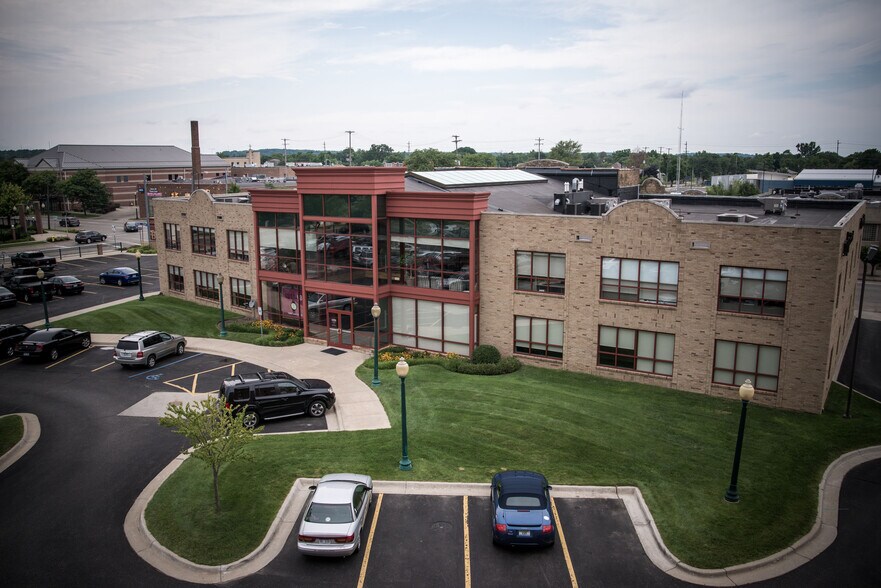 242 E Kalamazoo Ave, Kalamazoo, MI à louer - Photo du bâtiment - Image 1 de 4