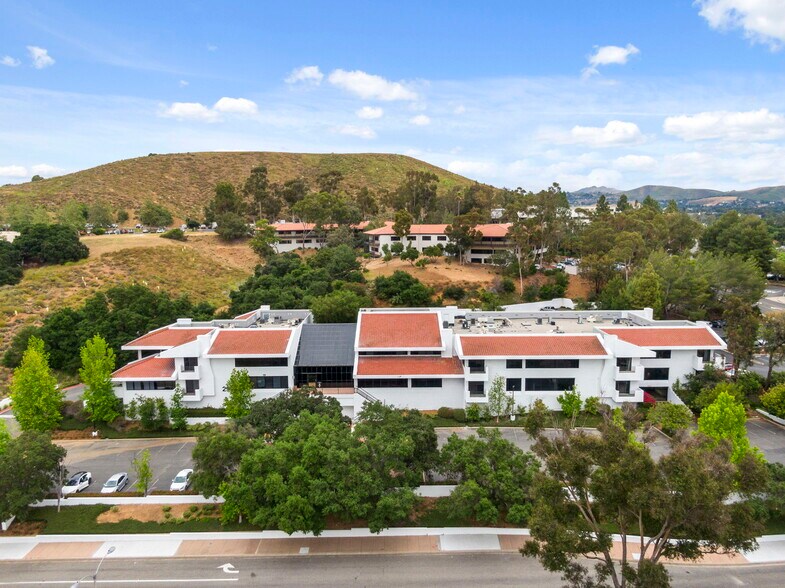299 W Hillcrest Dr, Thousand Oaks, CA à louer - Photo du bâtiment - Image 2 de 12