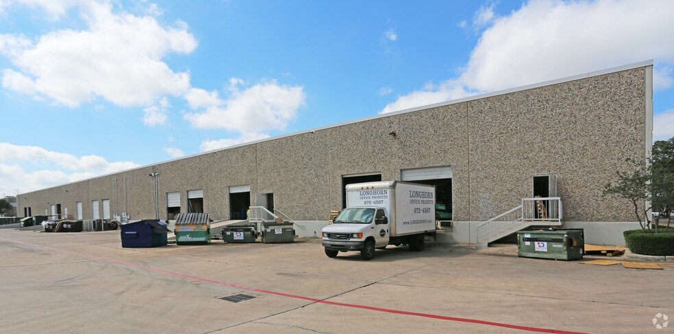 2210 Denton Dr, Austin, TX à louer - Photo du bâtiment - Image 2 de 6