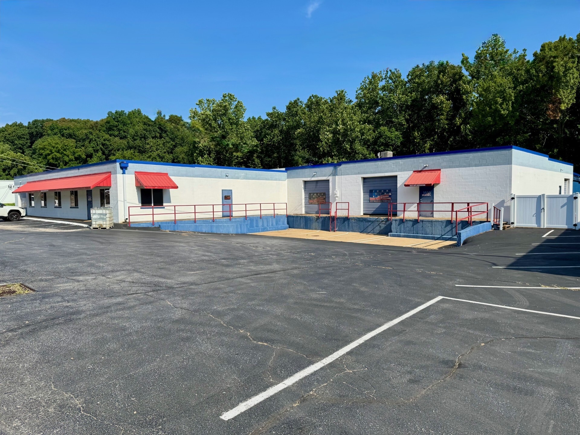 1433 W Lark Industrial Dr, Fenton, MO for lease Building Photo- Image 1 of 8