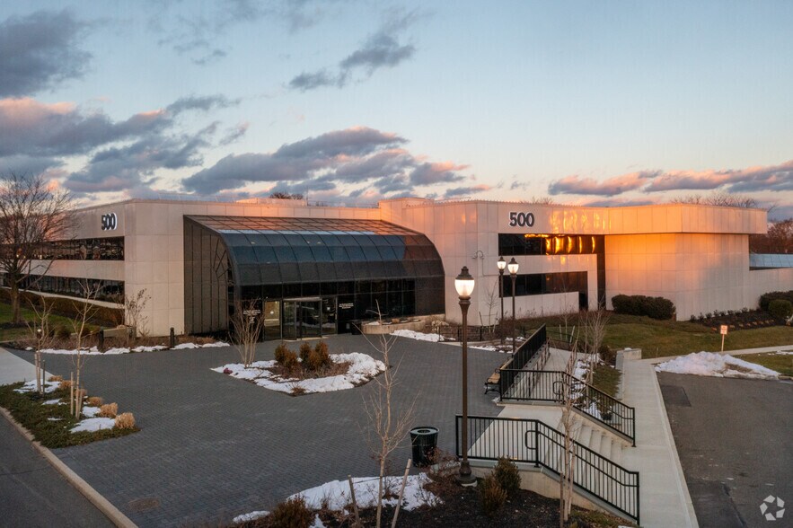 500 N Broadway, Jericho, NY à louer - Photo du bâtiment - Image 3 de 17