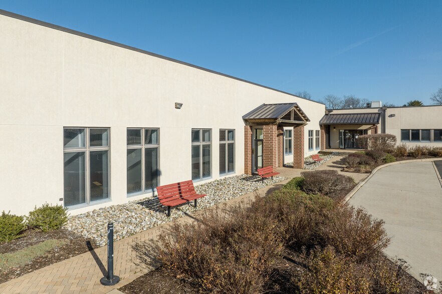 44 Apple St, Tinton Falls, NJ à louer - Photo du bâtiment - Image 1 de 14