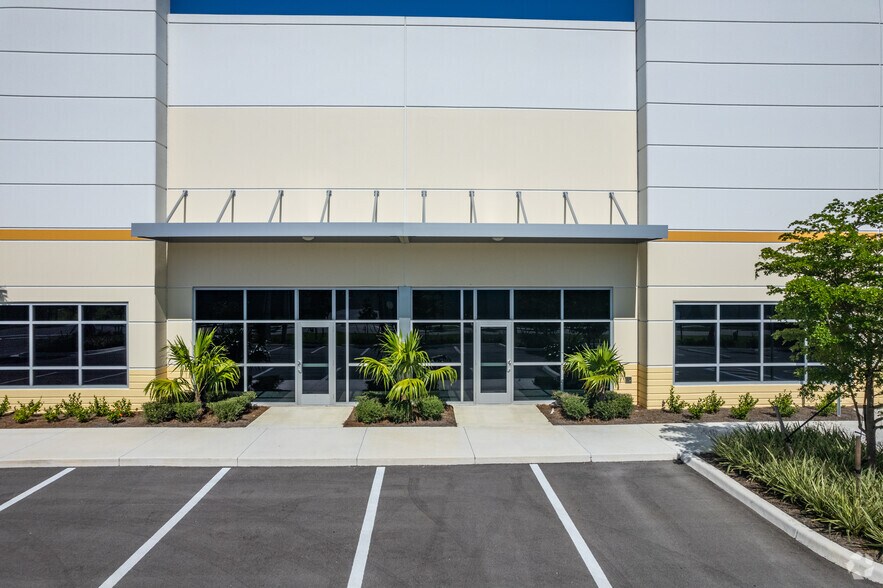 14601 Jetport Loop, Fort Myers, FL à louer - Photo du bâtiment - Image 2 de 5