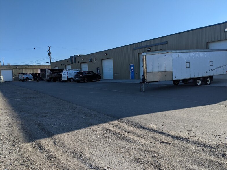8308 Fraser Ave, Fort McMurray, AB à vendre - Photo du bâtiment - Image 3 de 32