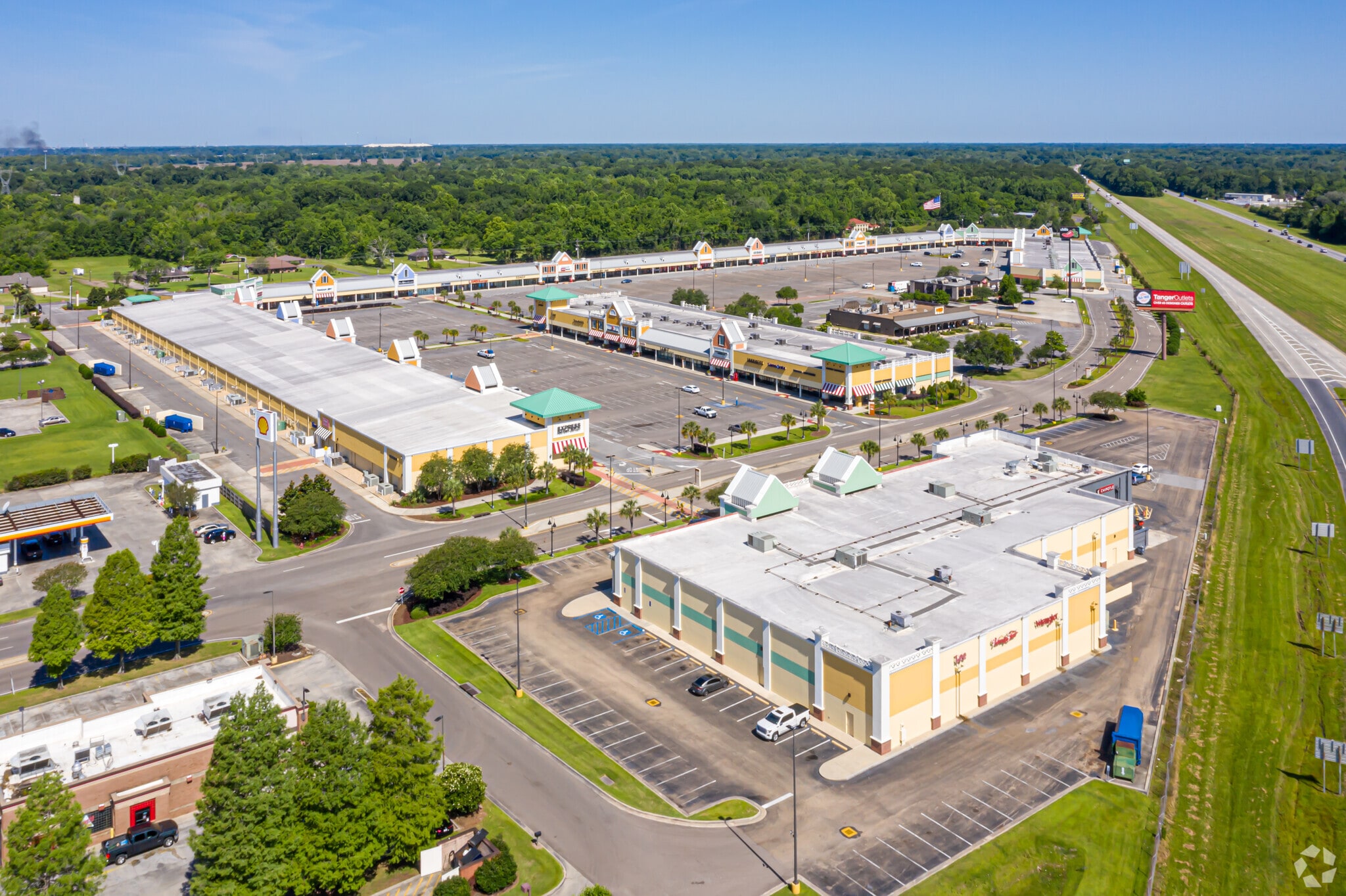 2100-2410 Tanger Blvd, Gonzales, LA for lease Primary Photo- Image 1 of 4