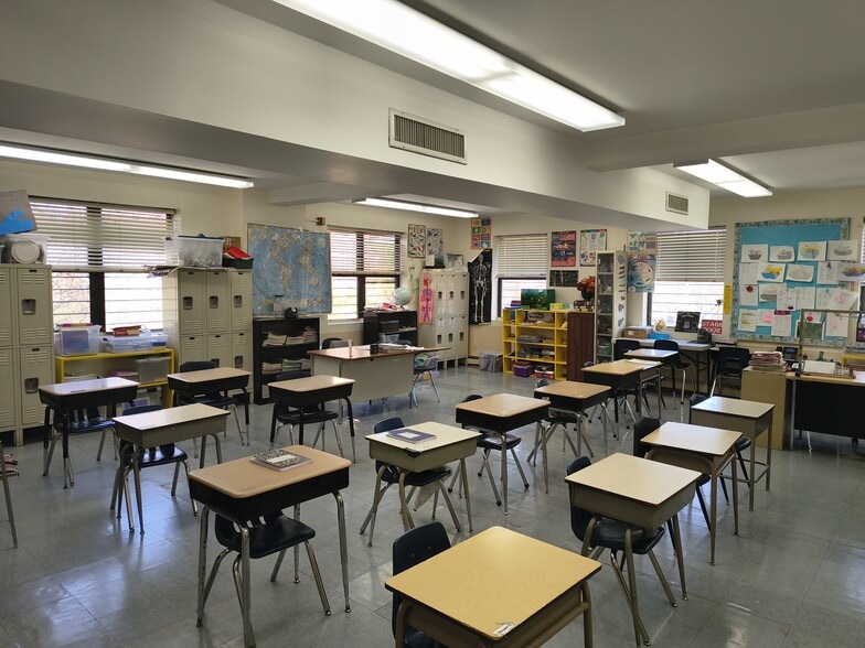 67-04 Austin St, Forest Hills, NY for sale - Interior Photo - Image 3 of 6