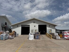 1821 Central Commerce Ct, Round Rock, TX for lease Building Photo- Image 2 of 3