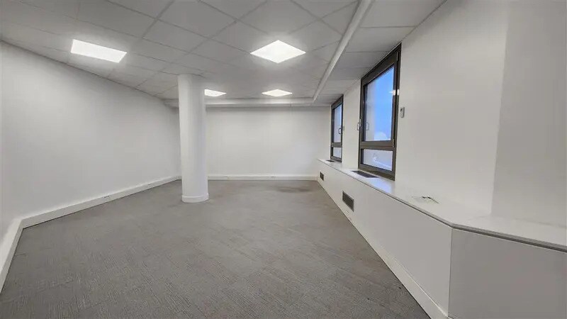 Bureau dans La Garenne-Colombes à louer - Photo du bâtiment - Image 2 de 6